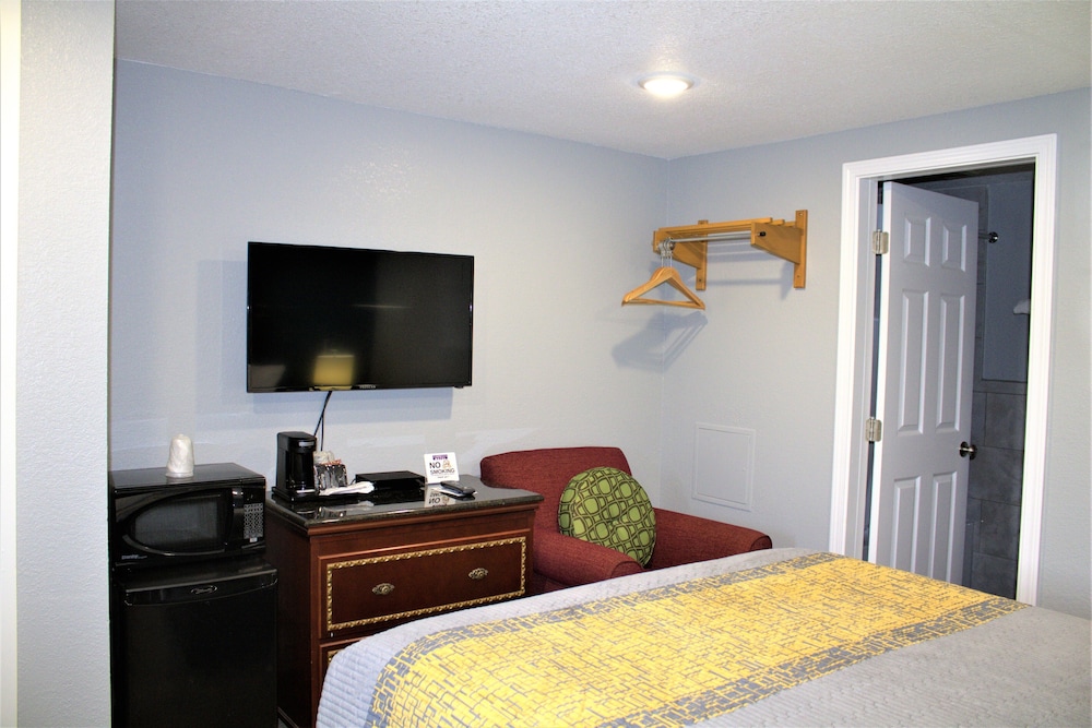 Hometowne Inn & Suites - photo 7