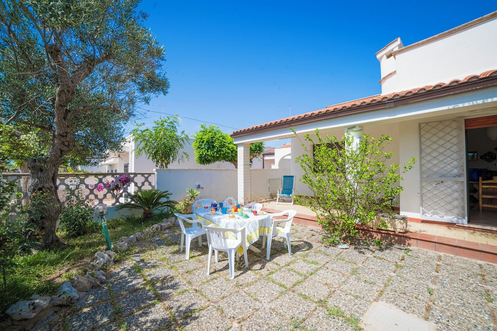 Villetta Fina Bella near Sandy Beach — 4-Star Luxury Hotel in Porto Cesareo, Italy
