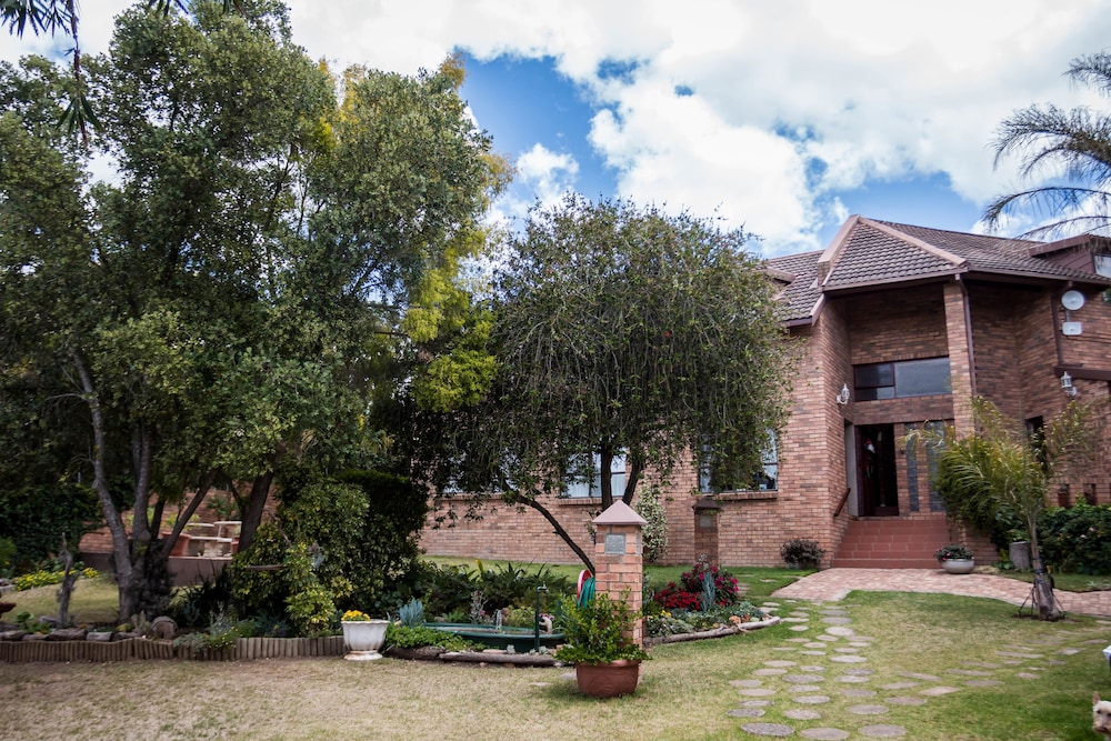 Jenny's Guest House — 4-Star Luxury Hotel in Grahamstown, South Africa
