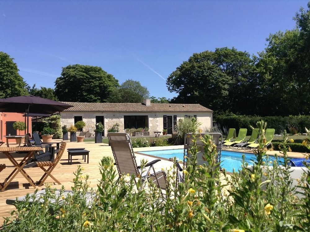 Chambre d'hôtes La Grange d'Aunis — 4-Star Luxury Hotel in Aigrefeuille-Sur-Maine, France