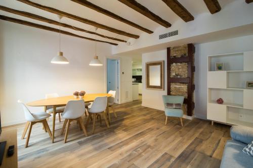 Apartamentos Almada — 4-Star Luxury Hotel in Zaragoza, Spain