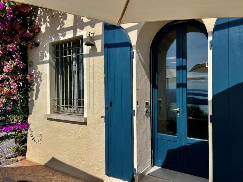 Neu Villa Ventinove zauberhaft renovierte Landhausvilla mit traumhaftem 180 Seeblick und Park — 4-Star Luxury Hotel in Gardone Riviera, Italy