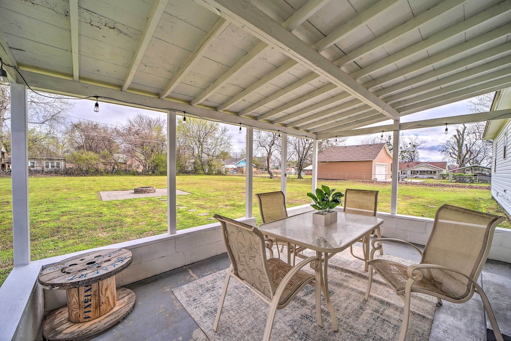 Lake Eufaula Retreat with Fire Pit Near Main St — hotel in Eufaula