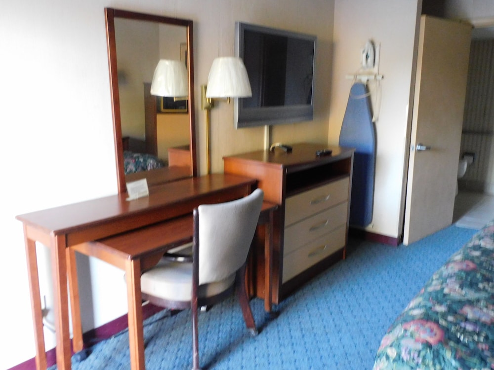 Camilla Inn & Suites - photo 6