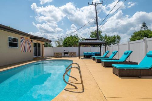 Cruise Ready Oasis 15min to Beach & Port Canav & Huge Pool — 4-Star Luxury Hotel in Cocoa, United States