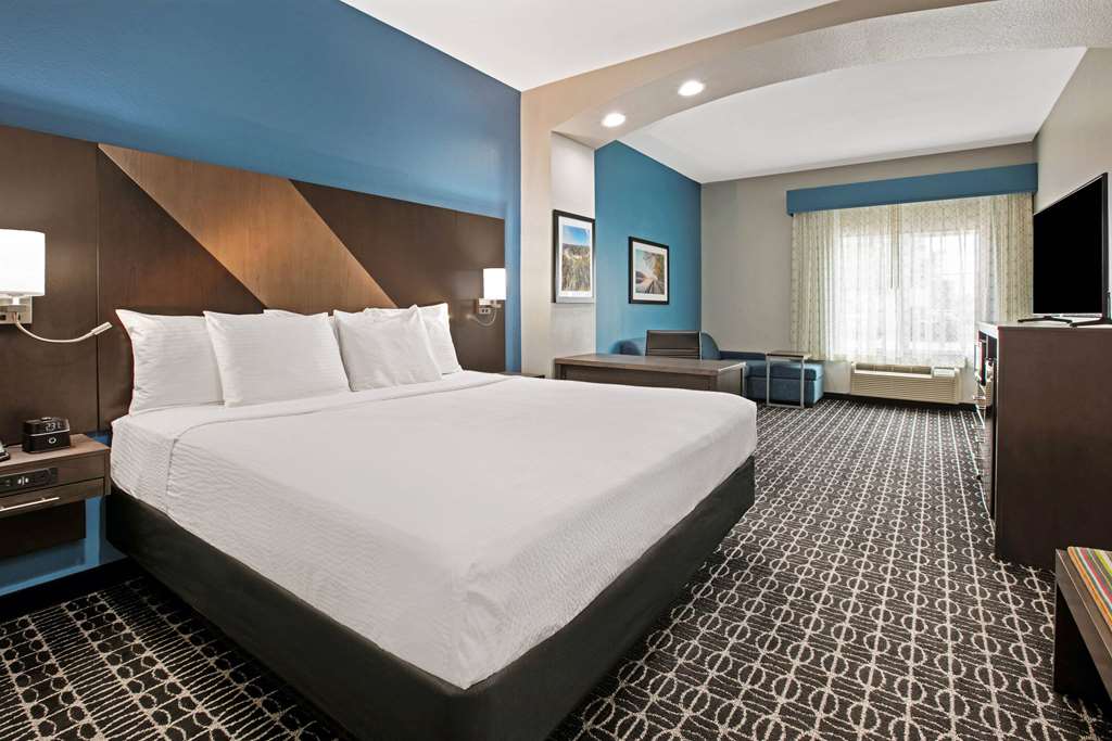 La Quinta Inn & Suites by Wyndham Sulphur Springs - photo 21