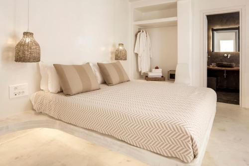 Luxury Naxos Villas Grande Suite Air Conditioning Outdoor Pool — 4-Star Luxury Hotel in Naxos, Greece
