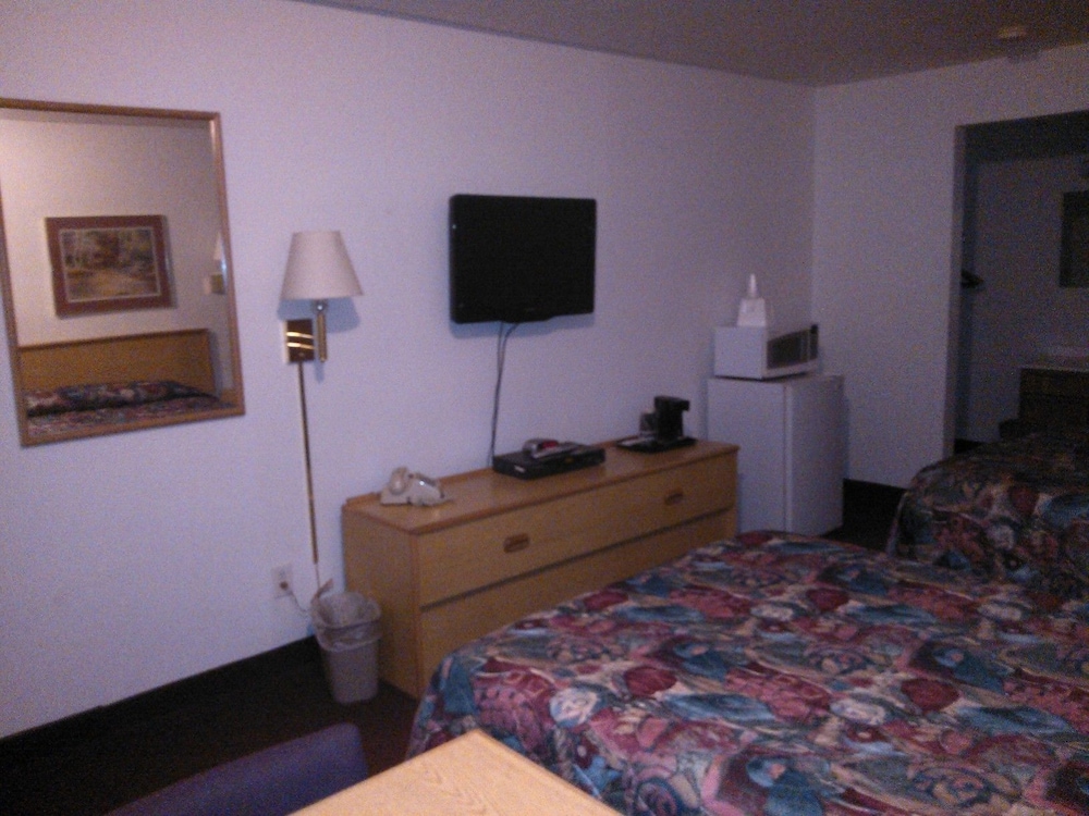 Parachute Inn - photo 13