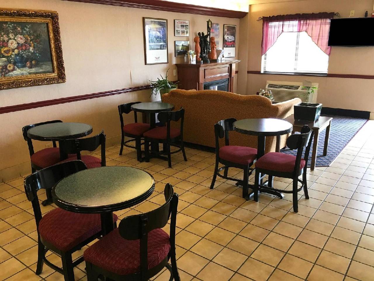 Country Hearth Inn & Suites Bowling Green - photo 12