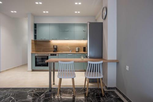 Central Spacious Apt close to port sites w view 2 — 4-Star Luxury Hotel in Irakleion, Greece