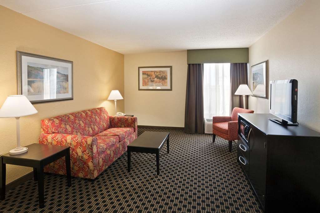 La Quinta Inn & Suites by Wyndham Salina - photo 34