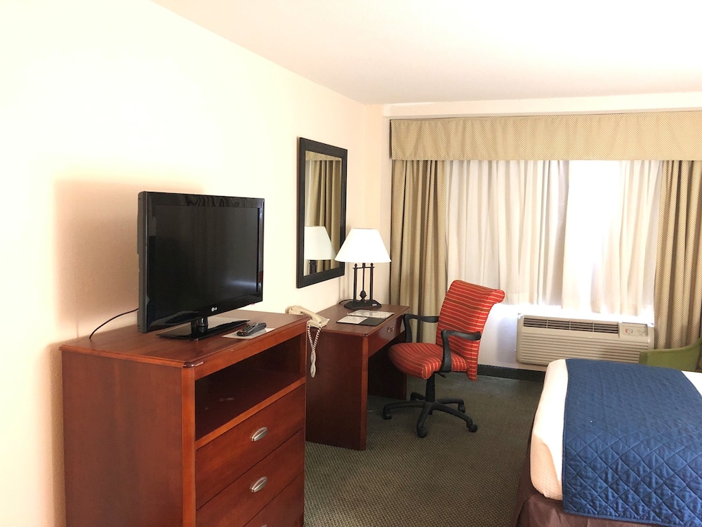 Capital Plaza Hotel - photo 17