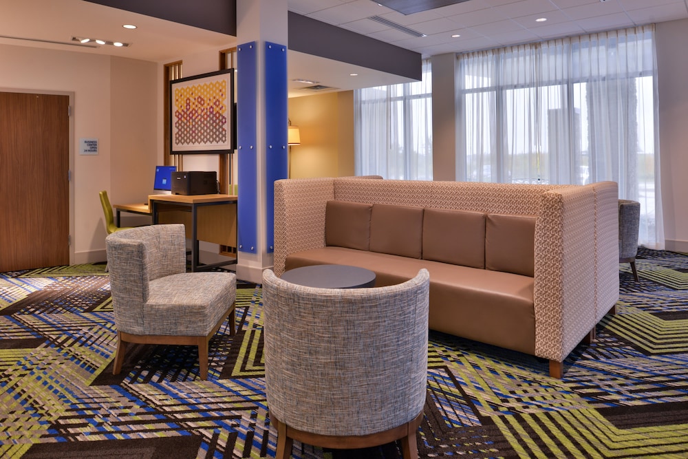 Holiday Inn Express & Suites Marshalltown an IHG Hotel - photo 4