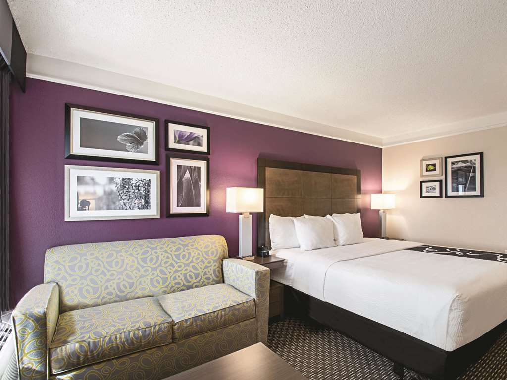 La Quinta Inn & Suites by Wyndham Cincinnati Sharonville - photo 28