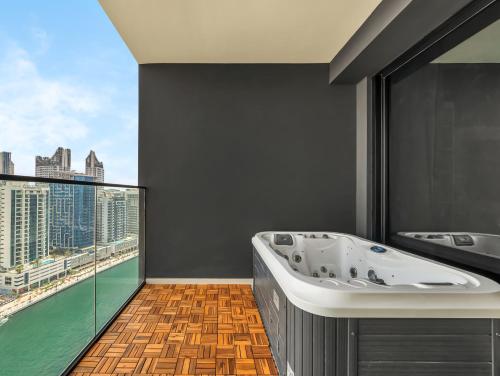 Modern Studio Private Jacuzzi Canal View - last minute hotel in Dubai