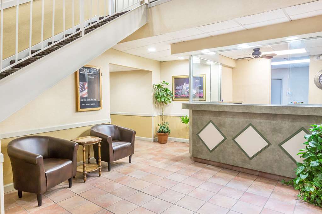 Super 8 by Wyndham Knoxville Downtown Area - photo 3
