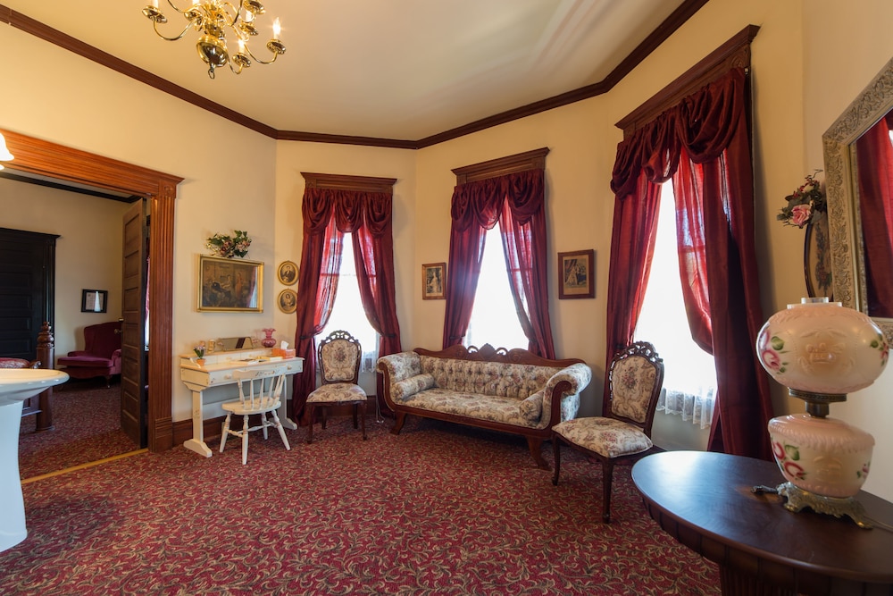 Grand Victorian Inn - photo 23