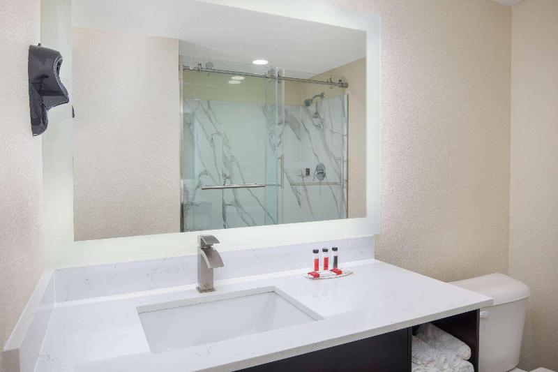 Baymont Inn Suites By Wyndham Hammond - photo 10