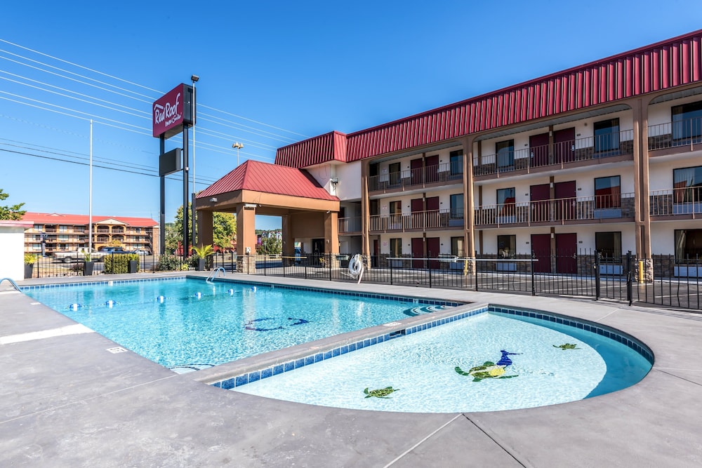 Red Roof Inn & Suites Pigeon Forge Parkway - photo 3