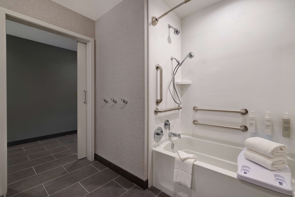 Hampton Inn & Suites by Hilton Marina - photo 25