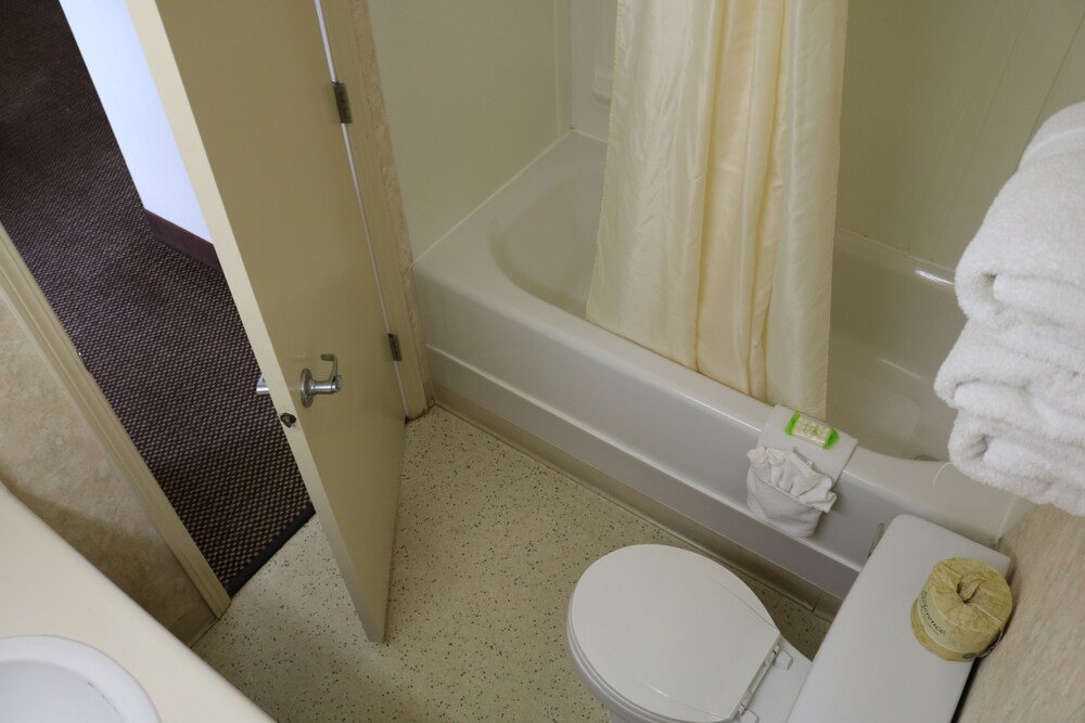 Inlet Tower Hotel & Suites - photo 34