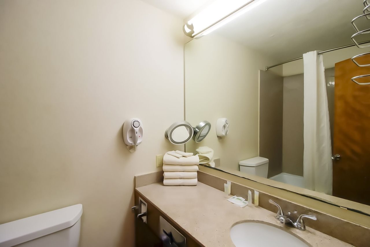 OYO Pinewood Inn & Suites Silsbee - photo 86