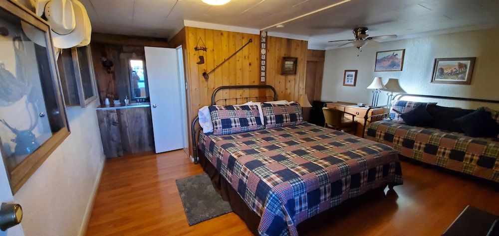 Hikers Cimarron Inn & RV Park - photo 16