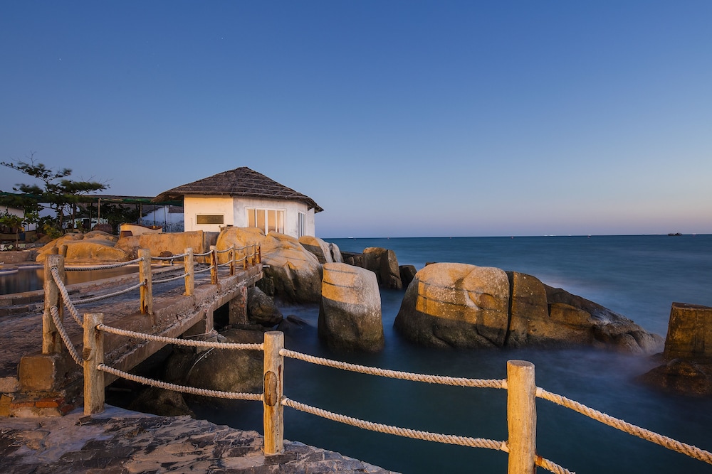 Rock Water Bay Beach Resort & Spa — hotel in Phan Thiet