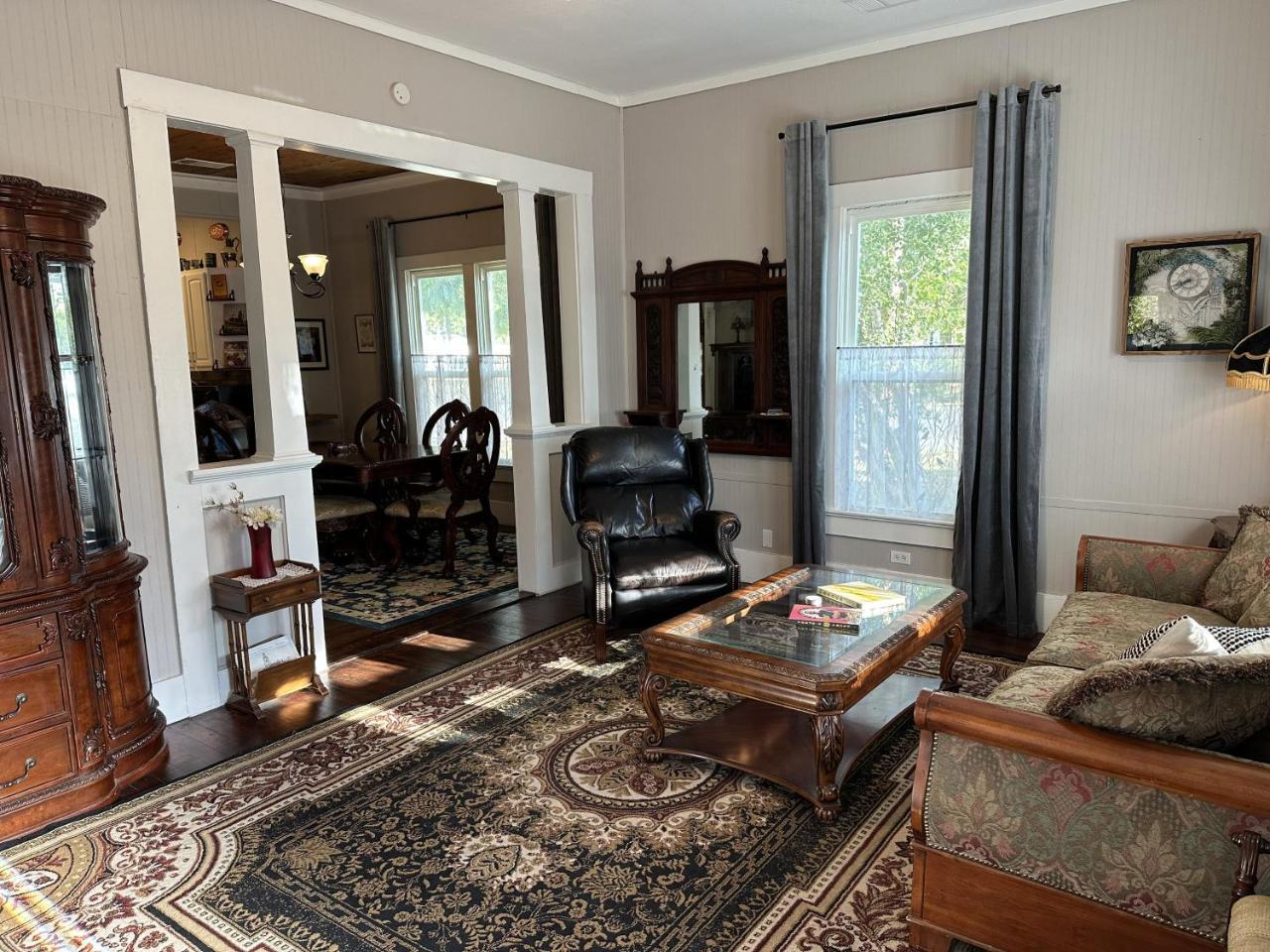 Blueberry Bungalow Locally Run Enjoy our PS5 — 4-Star Luxury Hotel in Taylor, United States