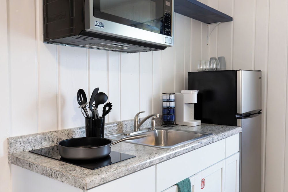 Anchor Bay Inn and Suites - photo 16