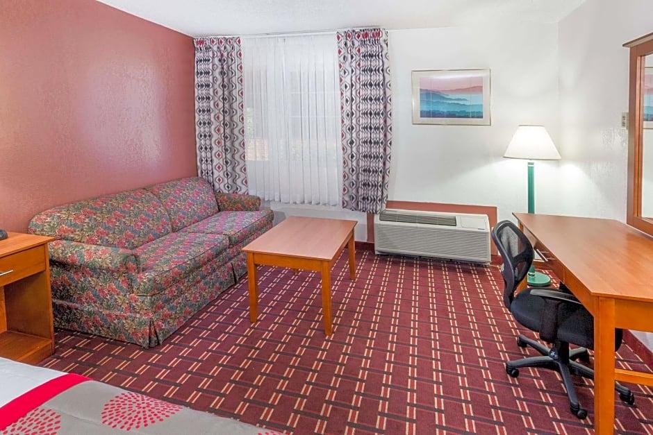 Ramada by Wyndham Medford Hotel and Conference Center - photo 9
