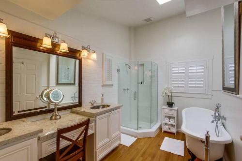 Cozy Craftsman Bungalow Hillcrest Mission Hills — 4-Star Luxury Hotel in San Diego, United States