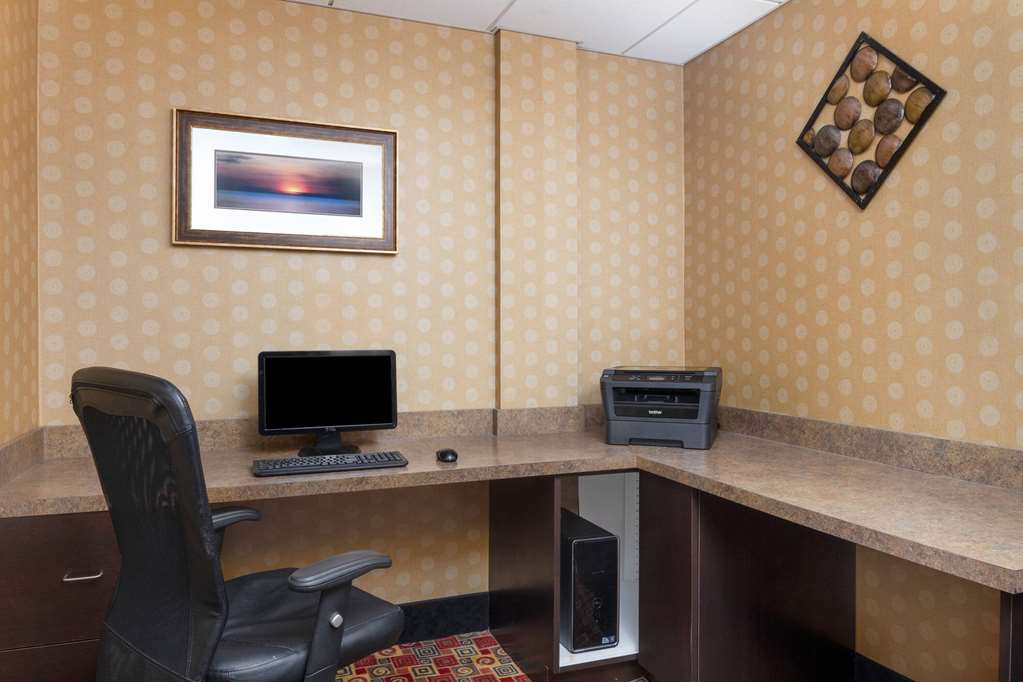 La Quinta Inn & Suites by Wyndham Warner Robins Robins AFB - photo 31