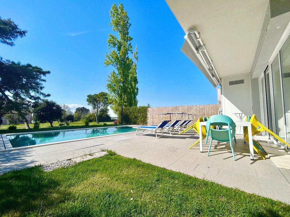 Golden Hour Retreat Lagoon View Villa With Pool — 4-Star Luxury Hotel in Rosolina, Italy