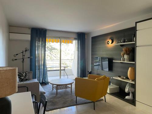 C012 Appartement confortable avec piscine tennis et grand parc — 4-Star Luxury Hotel in Cannes, France