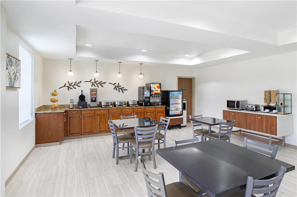 Best Western Plus Executive Hotel & Suites - photo 41