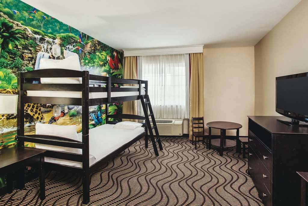 La Quinta Inn & Suites by Wyndham Carlsbad Legoland Area - photo 24