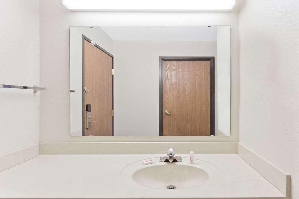 Super 8 by Wyndham Cloverdale - photo 11