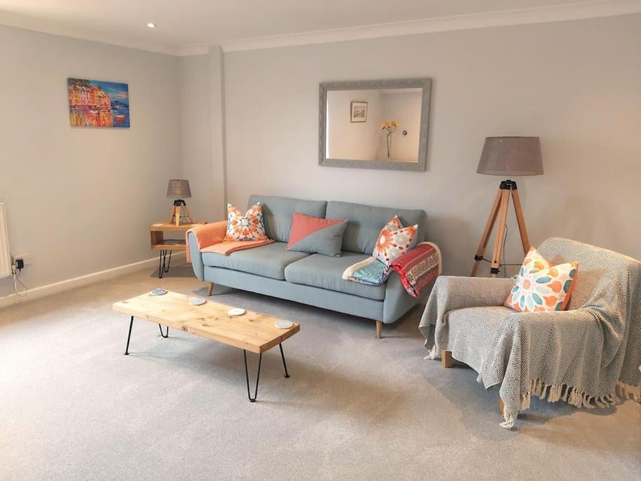 Stunning Cottage on the Edge of the Cotswolds — 4-Star Luxury Hotel in Charfield, United Kingdom