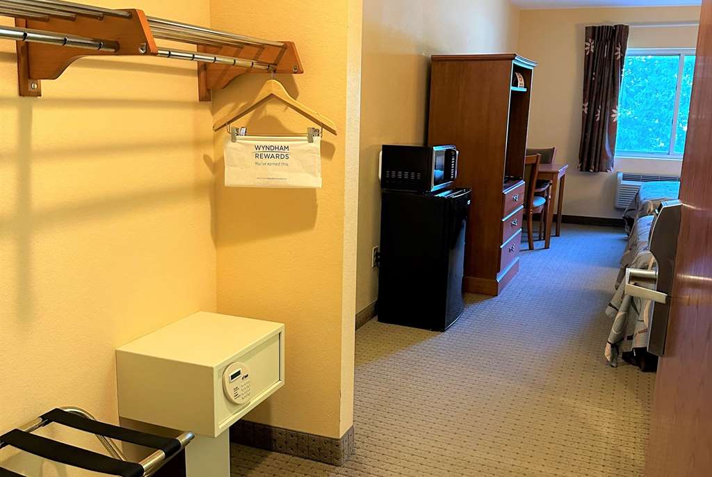 Super 8 by Wyndham Topeka at Forbes Landing - photo 16
