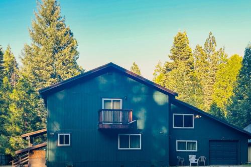 Creekside Escape with Private Hot Tub in Shingletown — 4-Star Luxury Hotel in Shingletown, United States