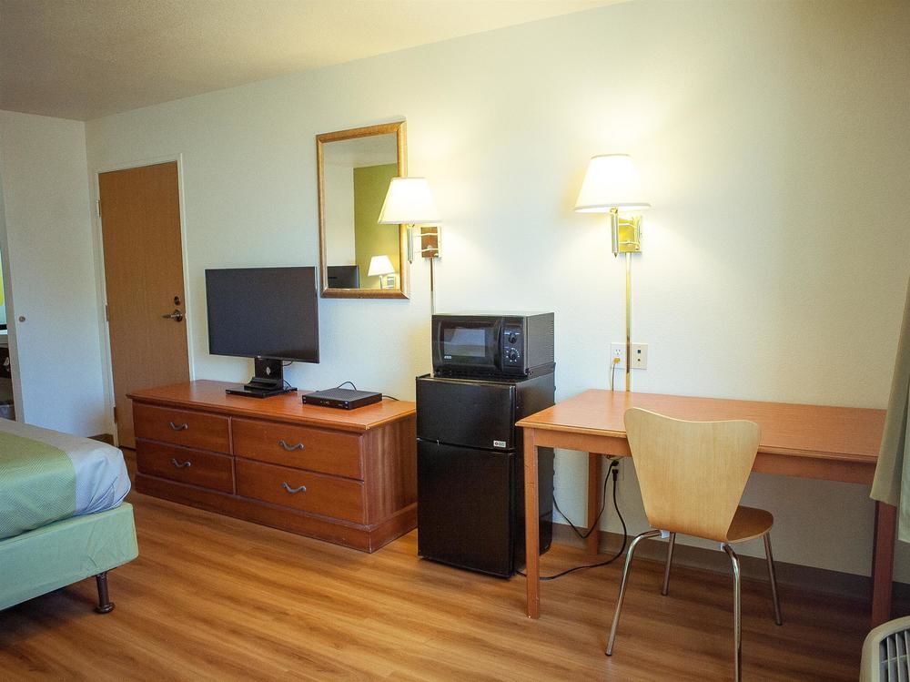 Motel 6 - photo 12