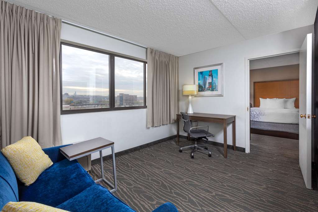 La Quinta Inn & Suites by Wyndham Secaucus Meadowlands - photo 10