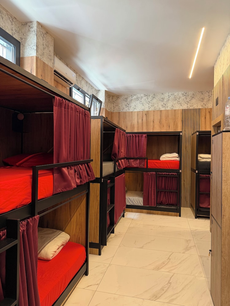 Senda Hostel Retiro hotel Pacífico Madrid