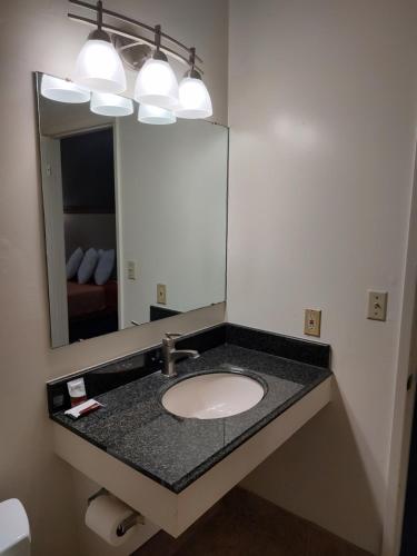 Economy Inn Richmond - photo 36