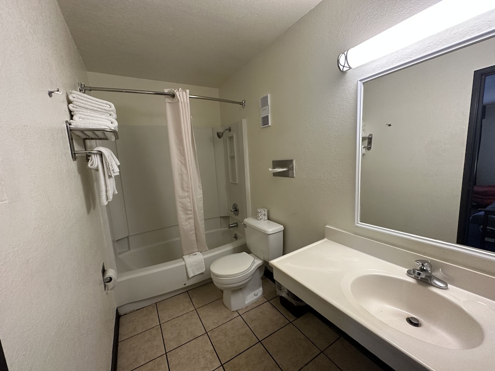 Simple Rewards Inn - photo 16