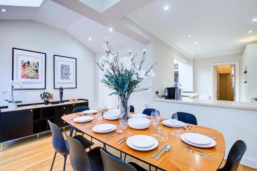Entire house 23 mins to Central London — 4-Star Luxury Hotel in London, United Kingdom
