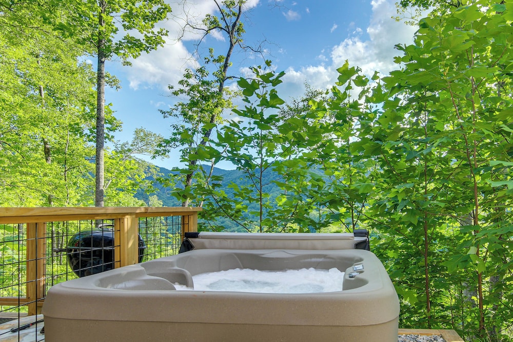 Panoramic Mtn Views & Hot Tub Secluded Marion Gem in Marion, United States
