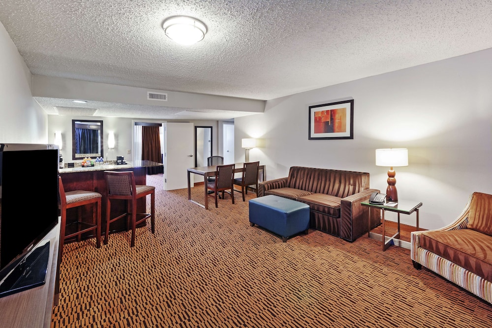 Embassy Suites by Hilton Dallas Market Center - photo 27