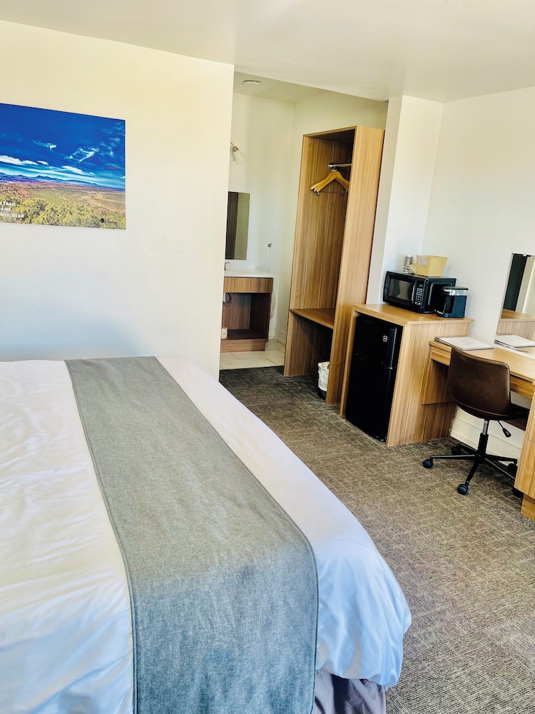 Blue Sage Inn & Suites - photo 25